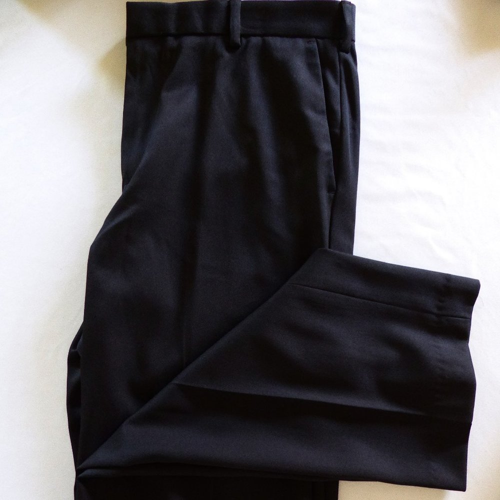 VAN HEUSEN TRAVELER FLAT FRONT STRAIGHT LEG BLACK DRESS PANTS 34” x 34” (USED)